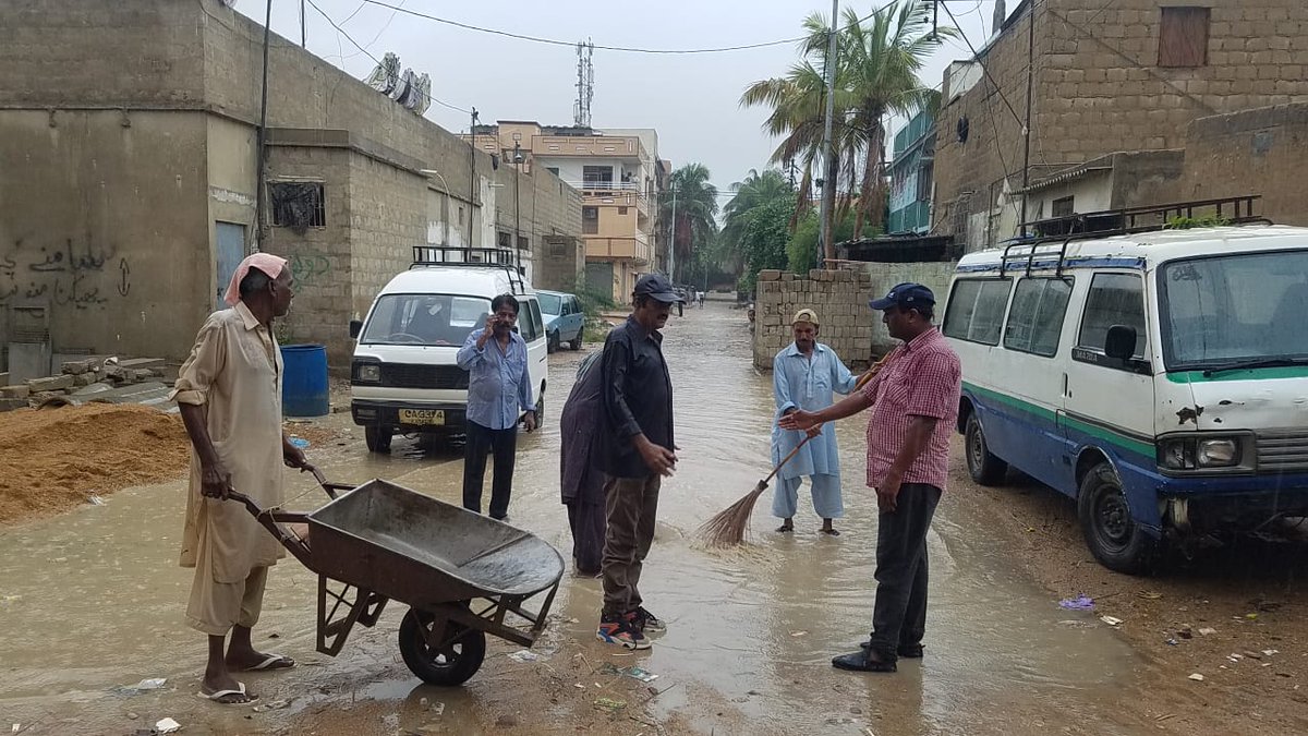 waqarRa_90's tweet photo. Haq Parast Karkunan Or Zimadaran On the Ground 
#KarachiRain 
#BadMashLog https://t.co/DzvI4hFxbr