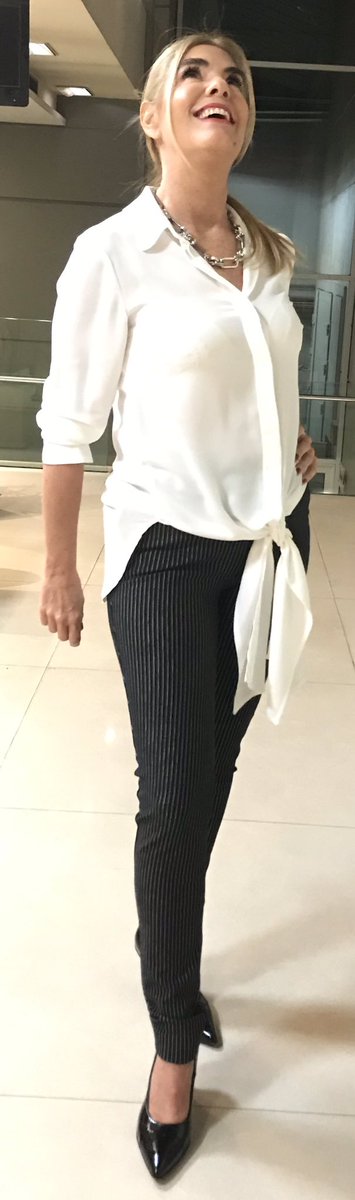mbelenaramburu's tweet photo. Look @RafaelGarofaloM #pantalones #negros #ajustados #camisa #blanca #larga #anudada en la #cintura #moda #fashion https://t.co/nhyWpFbDZ8