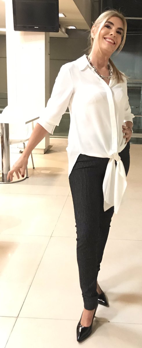 mbelenaramburu's tweet photo. Look @RafaelGarofaloM #pantalones #ajustados #stretch #negros #camisa #blanca #larga #anudada en la #cintura #moda #fashion https://t.co/N4Io5PeQtd