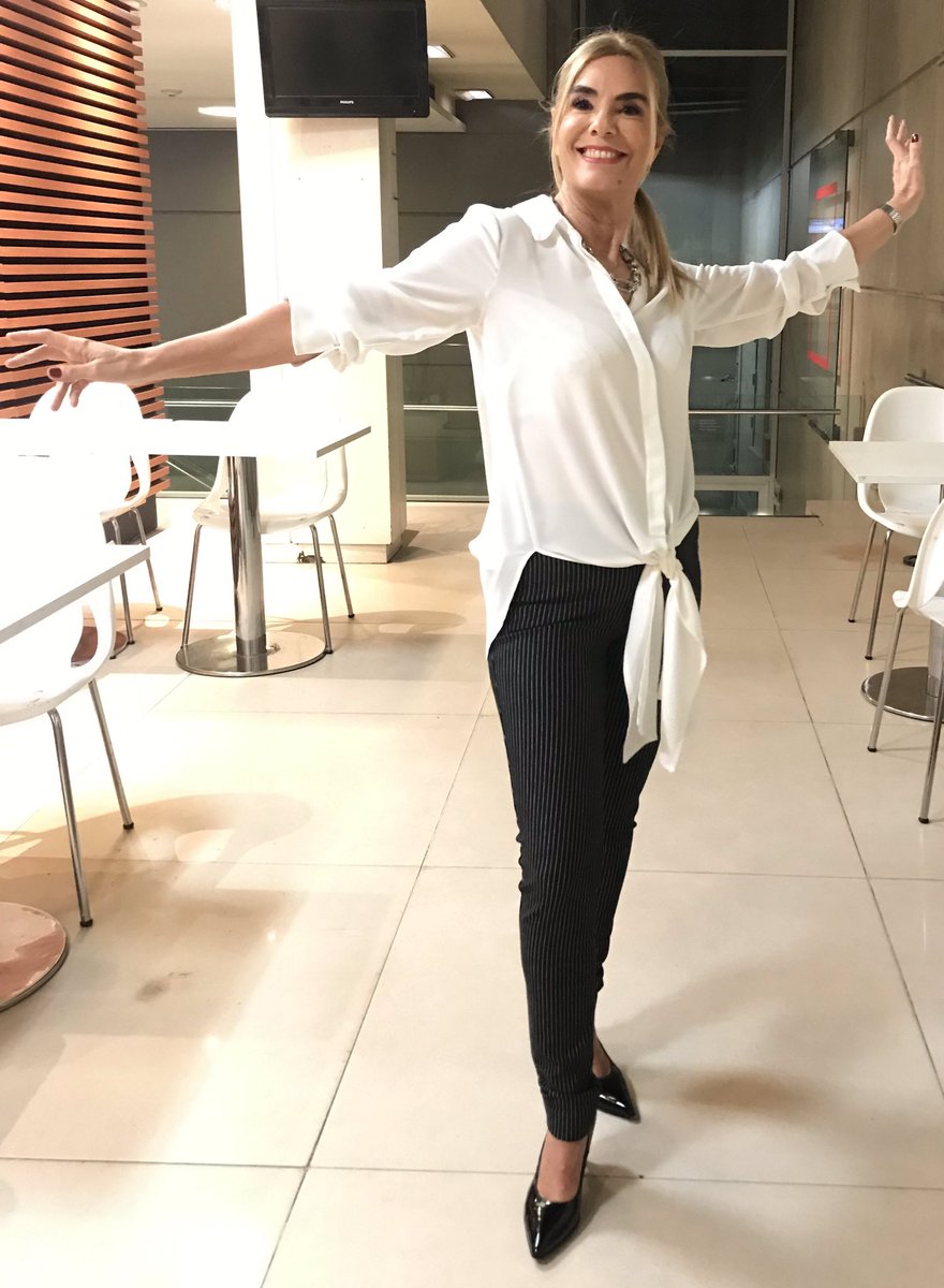mbelenaramburu's tweet photo. Look @RafaelGarofaloM #pantalones #ajustados #stretch #negros #camisa #blanca #larga #anudada en la #cintura #moda #fashion https://t.co/N4Io5PeQtd