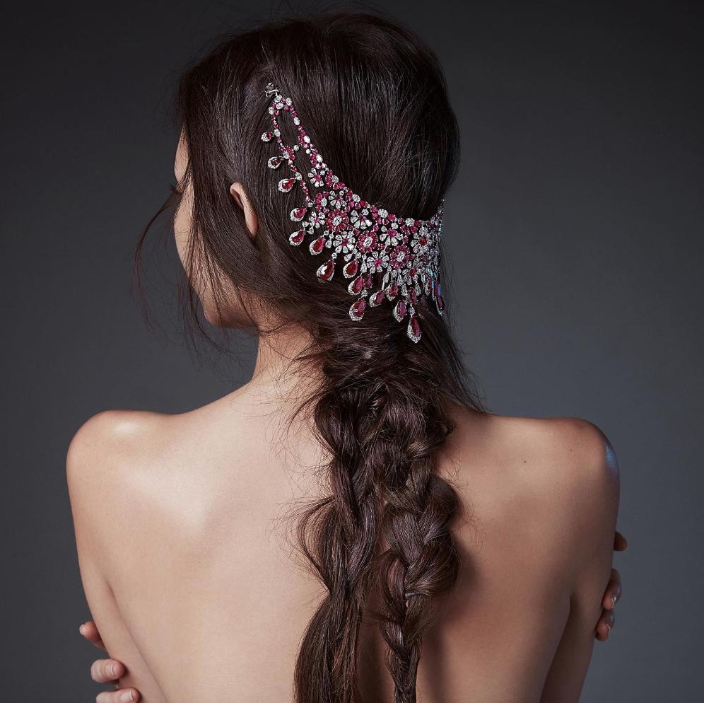 Loft_Studios's tweet image. If you're a fan of fancy jewels and run out of fingers, take a tip from photographer #StevenChee and photograph them in a models hair! Shot for @VanityFair Words by @WordsByDarling