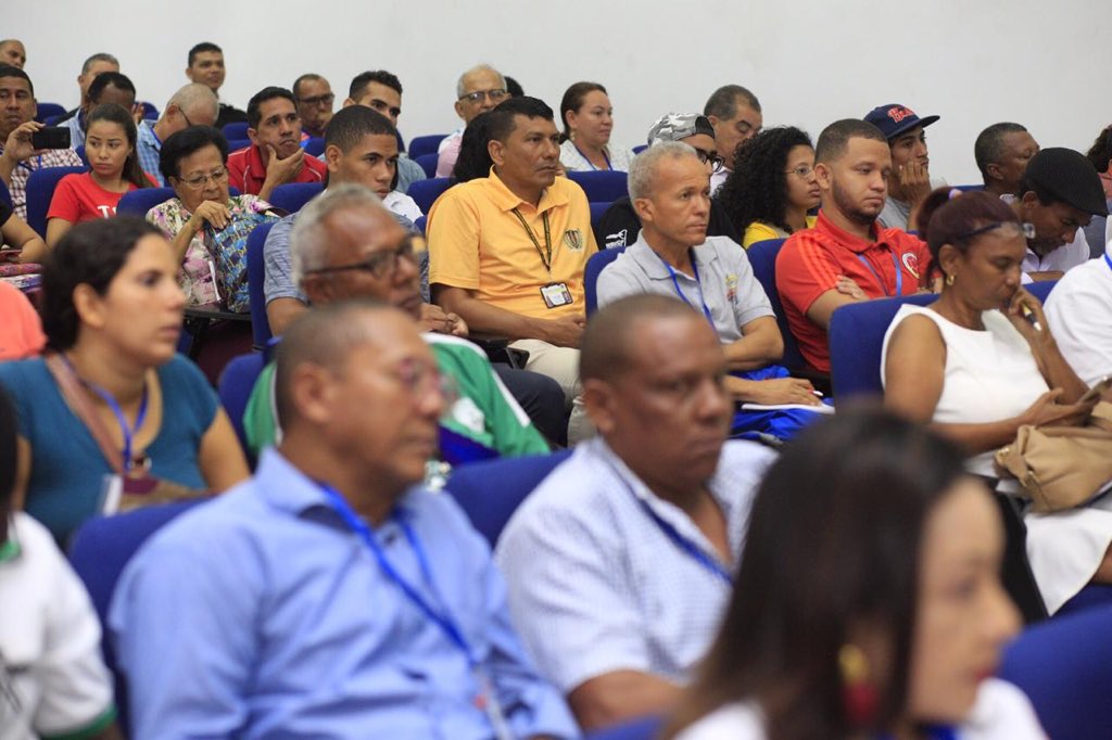 #Seminario

Resaltando la importancia de este seminario, el Gerente de @iderbol @eduardosotofrias le dio la bienvenida a los 180 participantes de este Seminario “Administración Deportiva”, organizado por @mindeportecol @iderbol