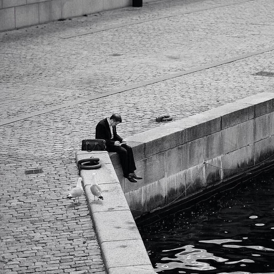 التمس لي العذر إن صادفتني شاحب الوجه
إن راسلتني ولم أُجبك
إن اتصلت ولم أرُد،
قد أكون مُنهكاً وغير قادر على فعل شيء،
التمس لي عذراً إن لم أبتسم في وجهك،
إن مررتُ بقربك ولم أراك،
قد أكون في عالم آخر أنت لا تعلم عنه شيئاً❕