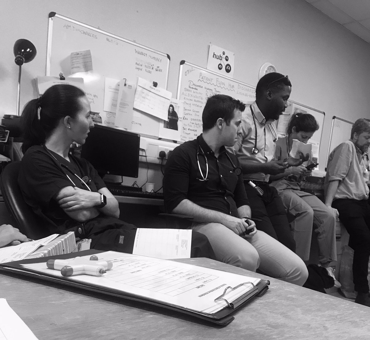 AnneGahan1's tweet image. Ready for evening handover #essentialcommunication #teamwork #NHSGGC #nhsggc   #RAHospital #Hospitalatnight