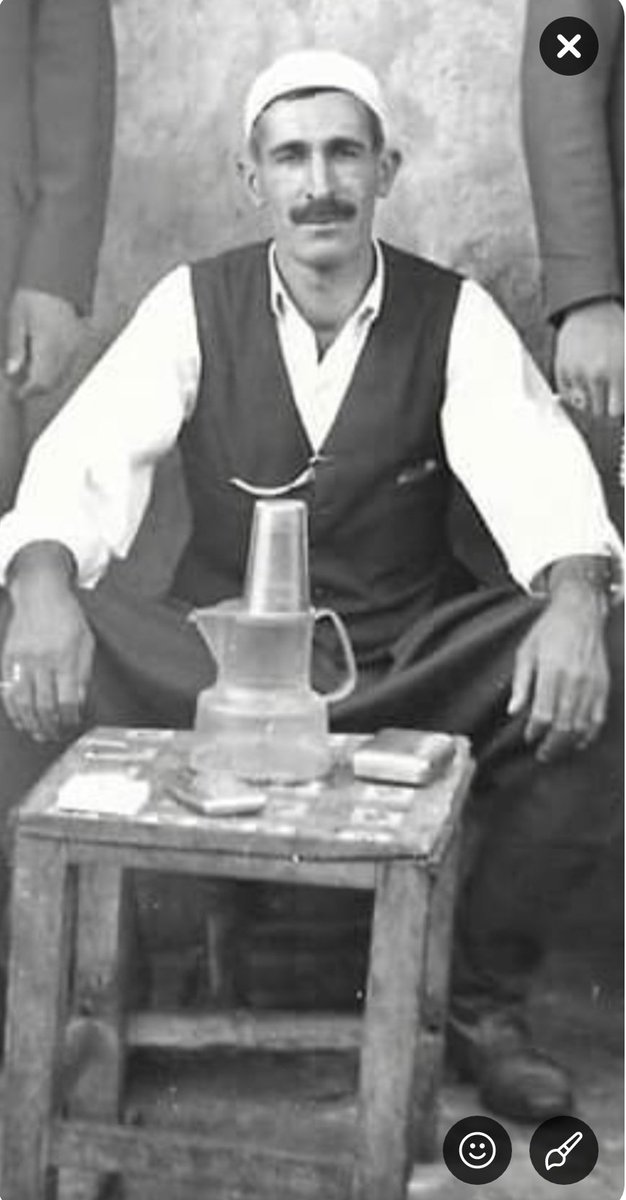 <a href="/saripiso1/">Diyarbakirlisaripişo</a> #Diyarbakır eşrafının
değerli esnaflarından
#Kavar asıllı
#AzizBağlan
Çıkarıldığı mahkemede savcı ve hakimi susturan
savcı tarafından
#Tahsilsiztarihçi
olarak isimlendirilir ve kendisinden övgü ile bahsettirir

SENDEN SONRA
TAHSİLLİ TARİHÇİLERİMİZ BİLE SİZLERİN KOKUSUNU VERMEDİ