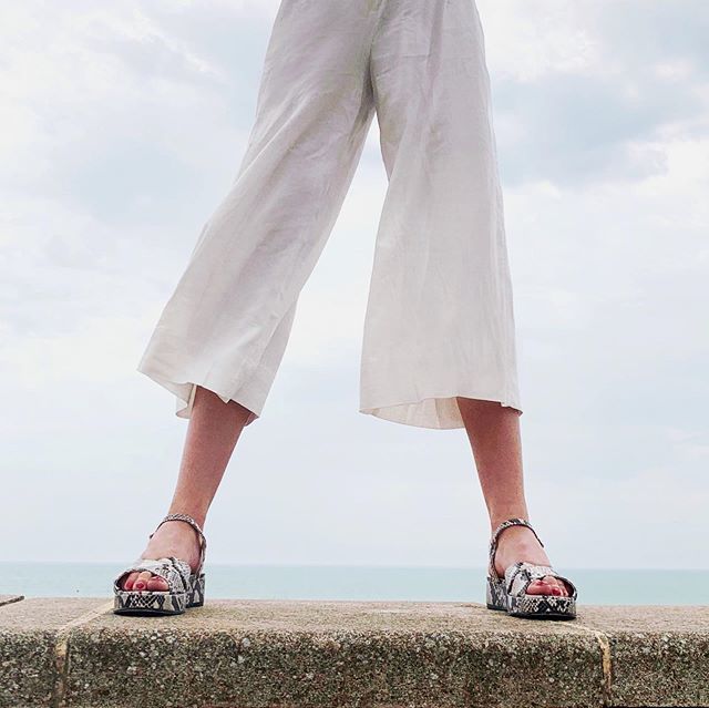 Step out in the Maggie flat form sandal. With crossover straps and adjustable buckle, these are perfect for summer. 100% vegan and ethically hand made in Spain from Italian faux snake with a recycled faux leather lining - care for your feet and the planet. ▫️
#genuinelynotle…