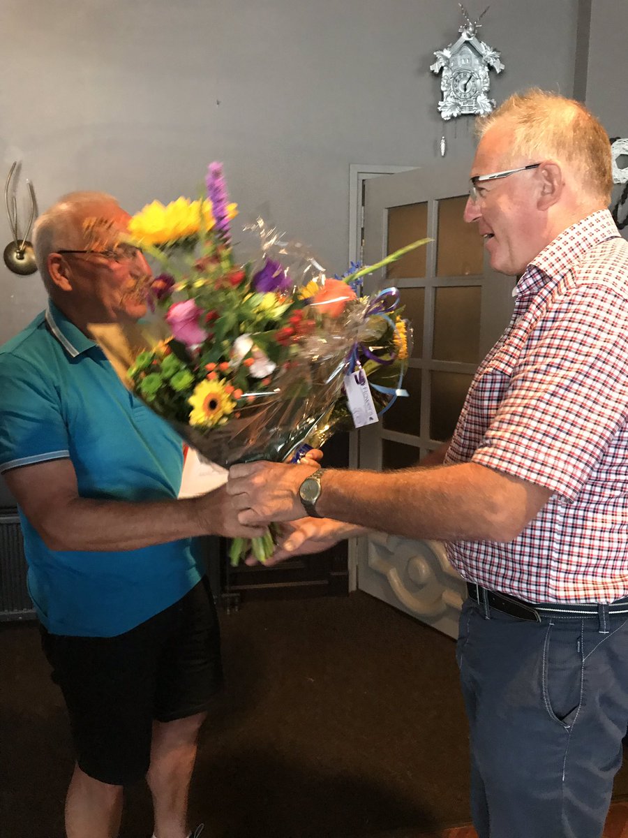 atsmajoop's tweet photo. Microfonist en organisator Andries Nieuwenhuis aan vooravond profronde Surhuisterveen onderscheiden door KNWU: gouden wiel voor een halve eeuw inzet wielersport. Morgen (30 juli)  start profronde Surhuisterveen met Steven  Kruiswijk om 19.00 uur. https://t.co/BZb9vB8Z5w