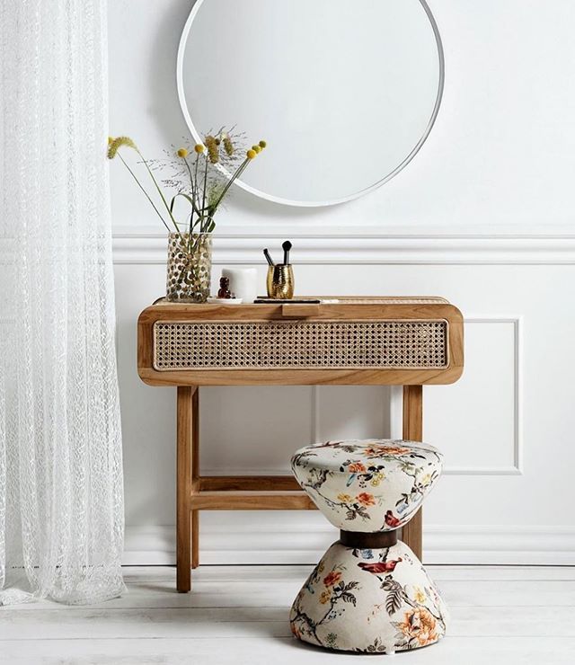 Craquez pour cette magnifique console qui allie bois et cannage ! Vous en pensez quoi ? .
.
. 📷 : @nordal_interiors 
#thecoolrepublic #salon #boheme #design #decoration #bohemestyle #bohemechic #inspiration #console #cannage #nordal ift.tt/2Zip1Kk