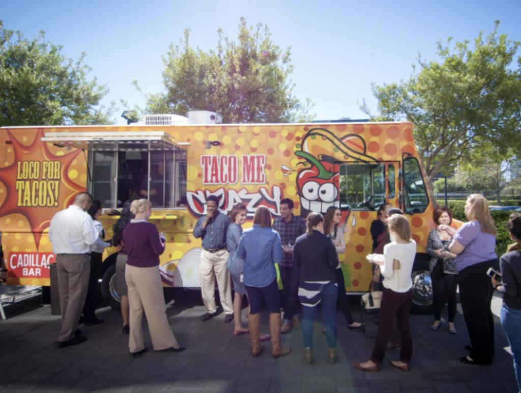 Where there are tacos, there are lines. 🌮🚐
