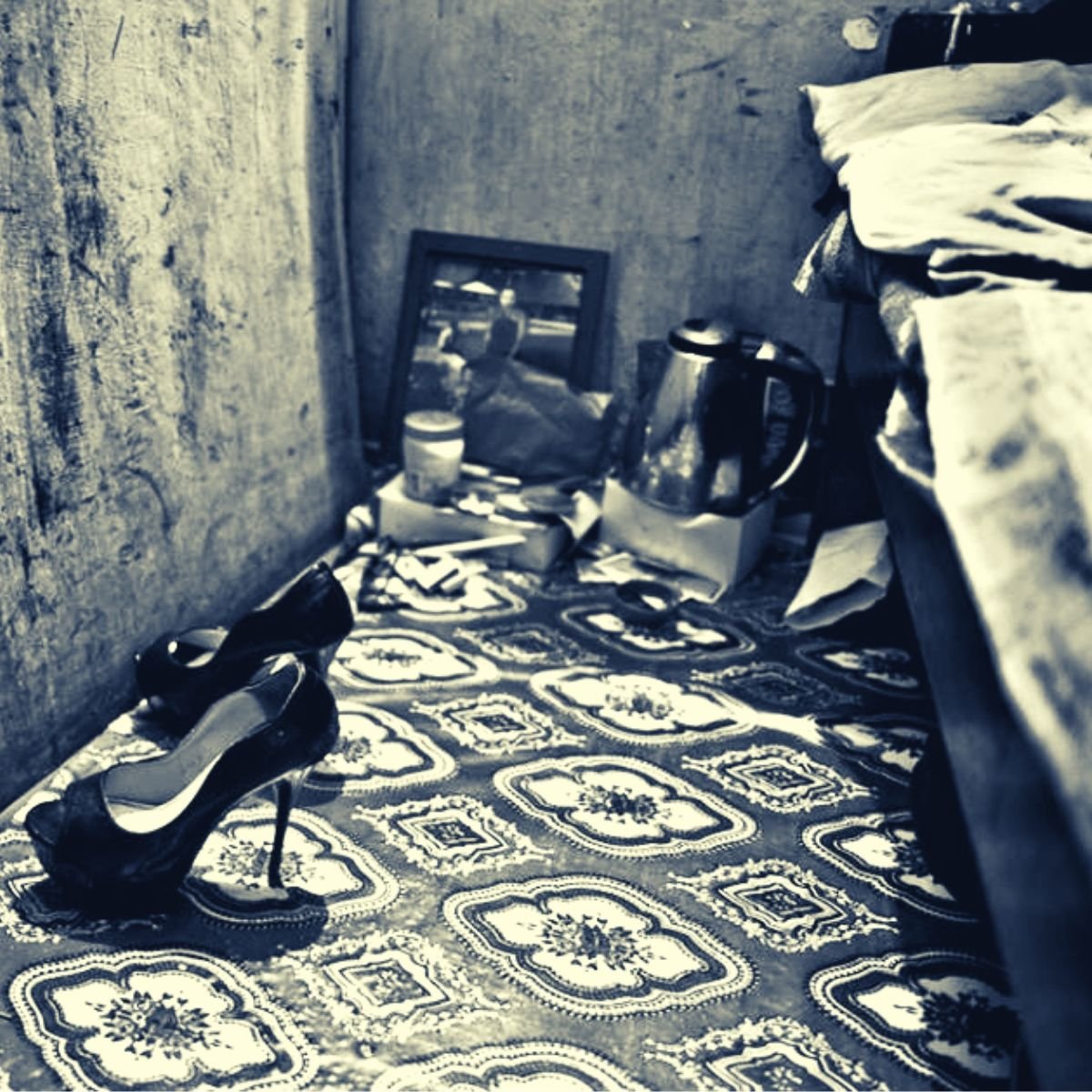 «La #prostituzione è un crimine, mai donne in vendita.

Qualsiasi forma di prostituzione è una riduzione in #schiavitù, un atto criminale, un vizio schifoso che confonde il fare l'amore con lo sfogare i propri istinti torturando una donna inerme».

#PapaFrancesco