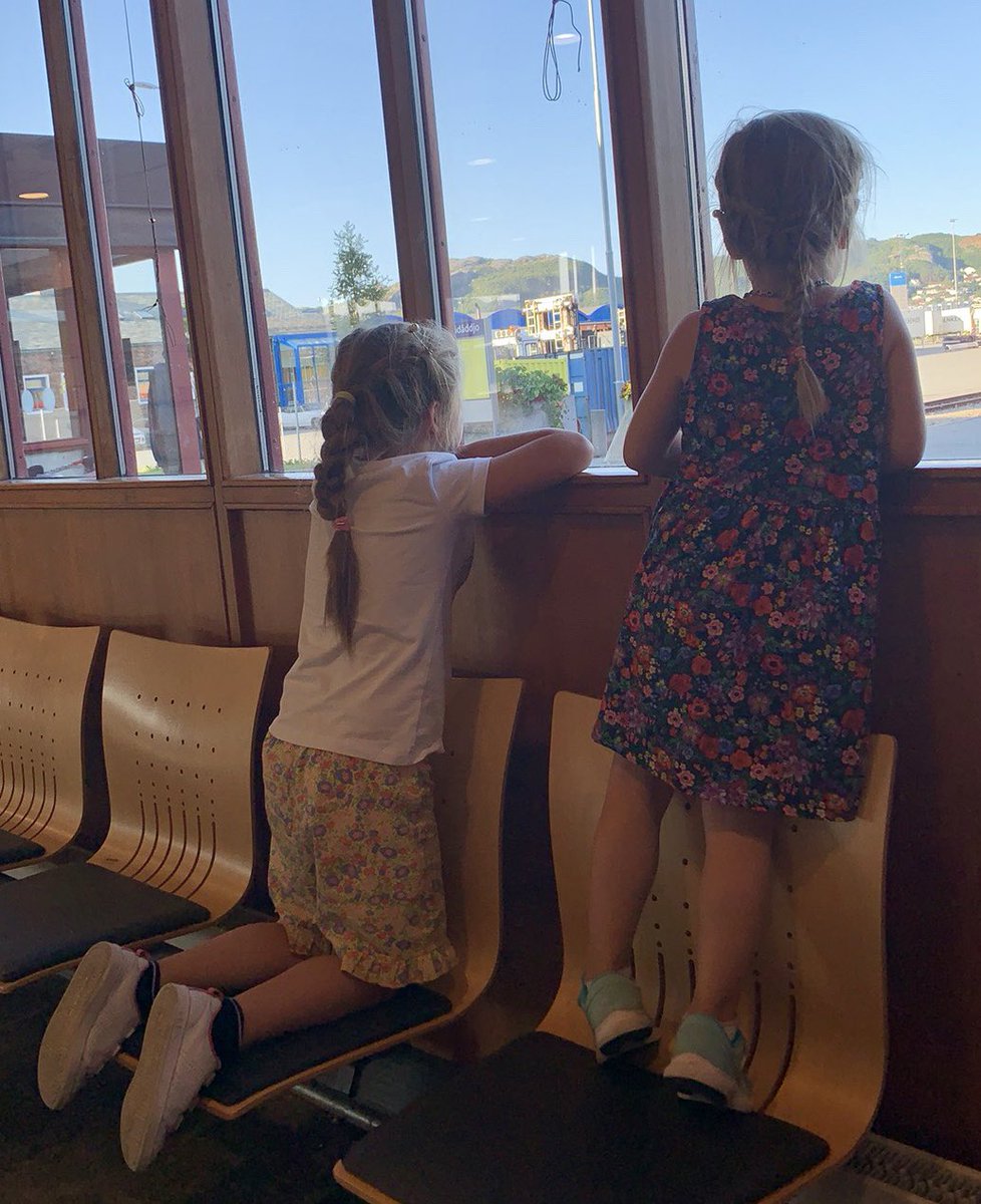 KineNorheim's tweet image. Sigrid (6) og Anna(4) skal reise Bodø-Trondheim i natt - livets første togtur 🚉 Bosatt i Ålesund er tog riktig så eksotisk. Far @StigBerild møter vi igjen på Oppdal, han kjører bilen. Forhåpentligvis åpner Nordlandsbanen innen vi kommer til Namsskogan 🤞🏼@vygruppen