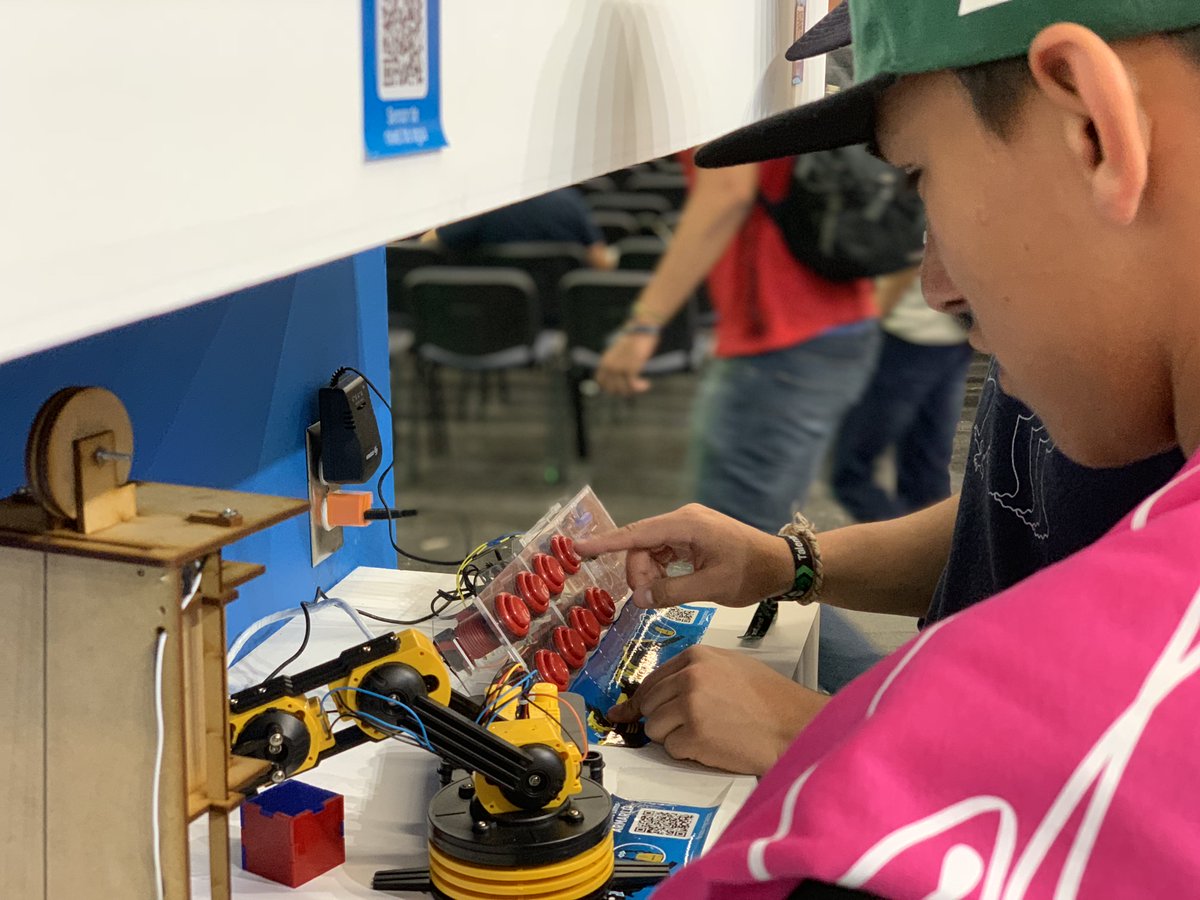 SterenMakers's tweet photo. "Debido a que no todos los jóvenes cuentan con los espacios y herramientas necesarias para desarrollar proyectos científicos o tecnológicos, se creó un lugar donde..."

Te invitamos a leer la nota de @889Noticias sobre #SterenMakers ➡️ https://t.co/hAO5R3RyJT https://t.co/IZakhIKoht