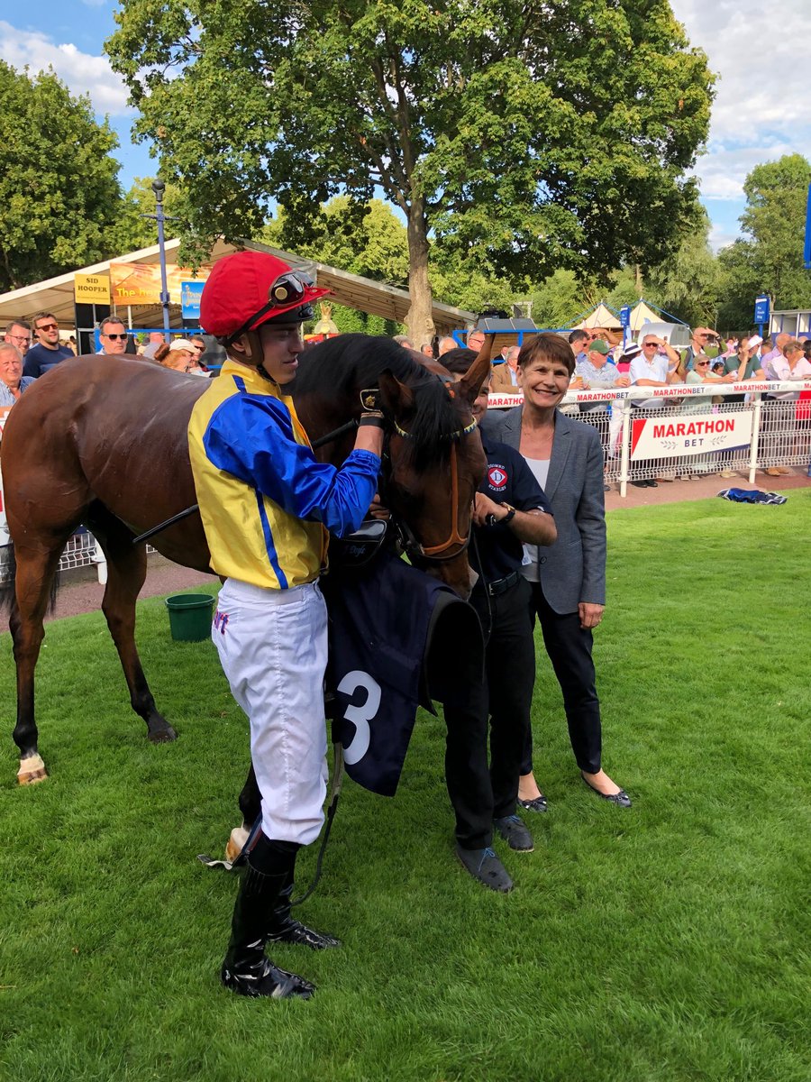 Good start to the evening ⁦@WindsorRaces⁩ with Golden Dragon winning for Happy Valley Racing ⁦@WilliamsStuart⁩ ridden by ⁦@the_doyler⁩ #Teamdiomed winners