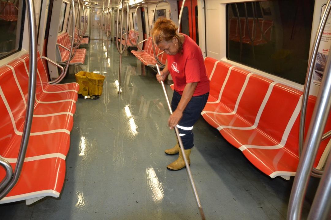 Labores de mantenimiento que la Clase Obrera realiza a los trenes del sistema #MetroDeCaracas. 
Cuida del Sistema, el #MantenimientoMetro también depende de ti ¡Contamos Contigo! 
#GranMisionTransporteVenezuela 
  
#SectorAeronauticoEnMarcha