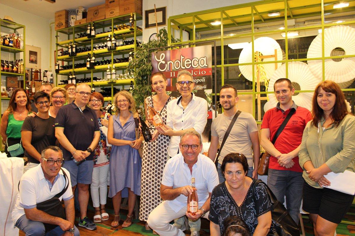 Pienone è la parola per indicare la quantità di #degustatori amatoriali e non, che hanno partecipato alla #degustazione presso l'#Enoteca #IlTralcio di #Monopoli, domenica 28.07.19. #Ospite della serata #MariannaCardone titolare dell'omonima #azienda #vinicola di #Valle #dItria.