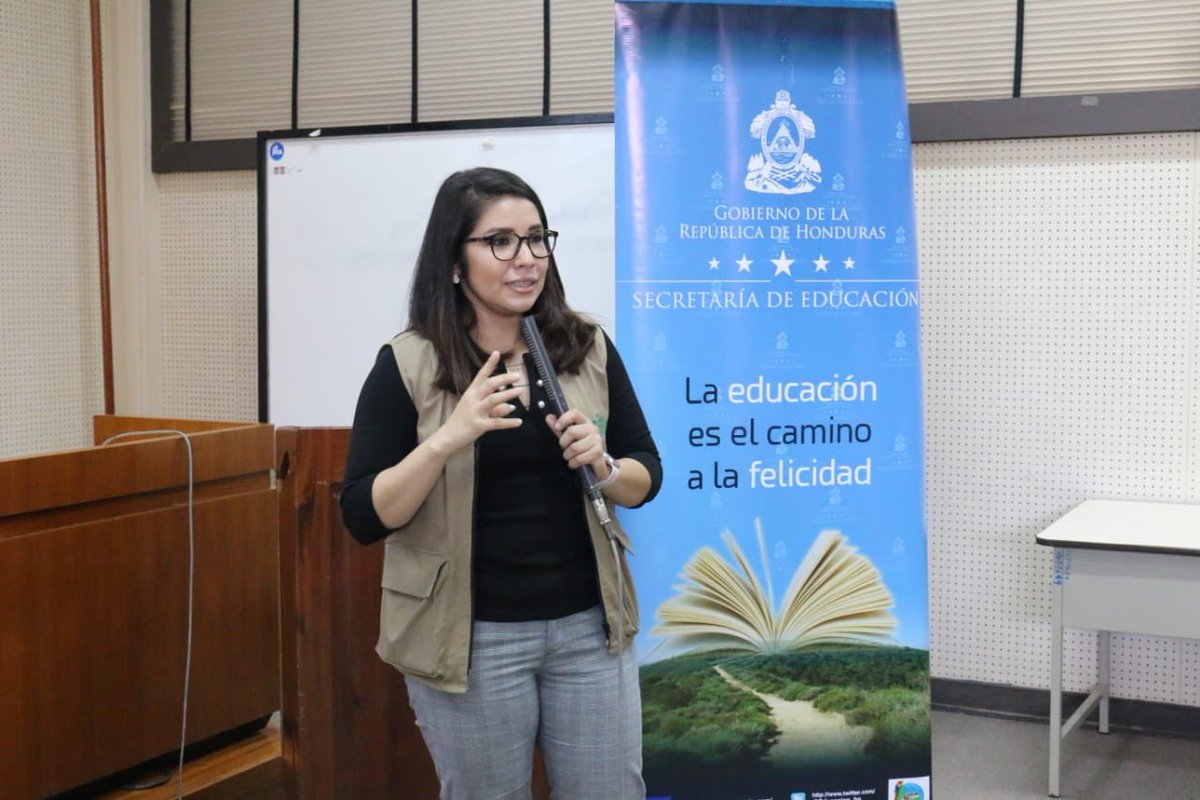 Seduc_HN's tweet photo. Comprometidos a erradicar el zancudo transmisor del Dengue, la Secretaría de Educación a través de #DECOAS, impárten campaña de concientización al personal de esta dependencia.
#ElDengueMata https://t.co/9OP5475O8d