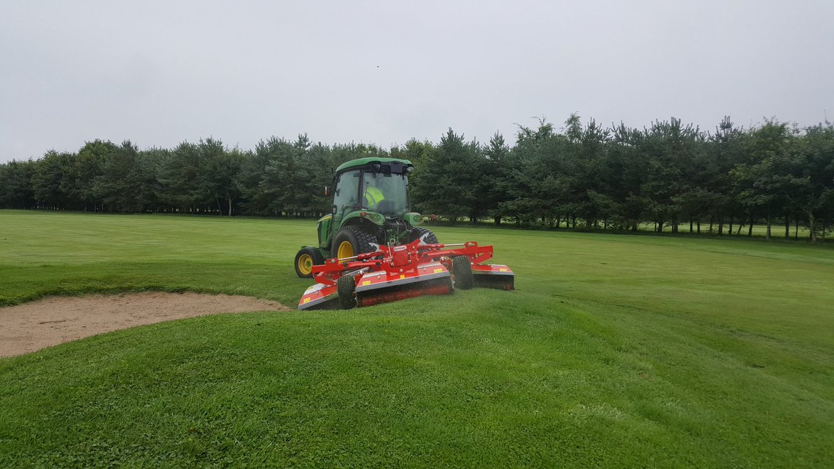 RickyNei11's tweet photo. Nice to see the wildlife out today, albeit a couple of 🐊 and a 🐍. Plenty of early morning dew still present to show the capabilities of this fantastic mower. #spotlessfinish #contourfollowing @JohnDeere @TrimaxMowers https://t.co/HQSwKOoYx0