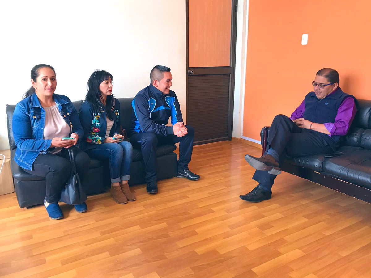#MiesEnLaFrontera | Director distrital #MiesEnCarchi mantiene reunión de de trabajo con delgados de delegados de GAD El Carmelo, se analizan temas de servicios #MiesMejoresAños para atender a población adulta mayor en la parroquia fronteriza.

<a href="/berecordero/">Berenice Cordero</a> @PlanTodaUnaVida