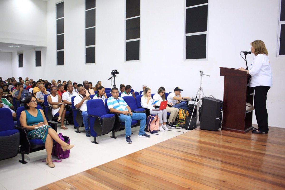#Seminario

En el primer día del Seminario “Administración Deportiva”, la asesora de la oficina de Inspección y Vigilancia del @mindeportecol Magdalena Vargas de Rodriguez, explica los pasos de cómo conformar: Clubes, Ligas y Federaciones.