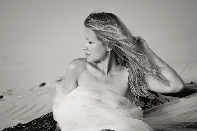 Portrait shooting in one of the most beautiful locations on the Atlantic Ocean among the dunes...
INFRAME : @stephlarroze ♥♥♥♥♥♥
.
#bnw_catalonia 
#bw_phototrip 
#awesomebnw 
#bnwtones_flair 
#bnwmaster 
#photozoneone 
#ig_photostars
#great_captures_bnw 
#bnwhole 
#bnw_t…