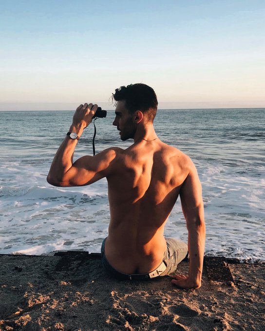 Just taking a peek. https://t.co/rPo6RYRXJp<a href="/tag/sendprayers"class="tags"><span>#sendprayers</span></a>