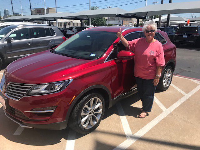 Congratulations to Lesa Smith on your pre-owned Lincoln MKC! Thank you for trusting Oscar at Autobahn Volkswagen with your purchase. #AutobahnVolkswagen #AutobahnFW #Lincoln #MKC #LincolnMKC