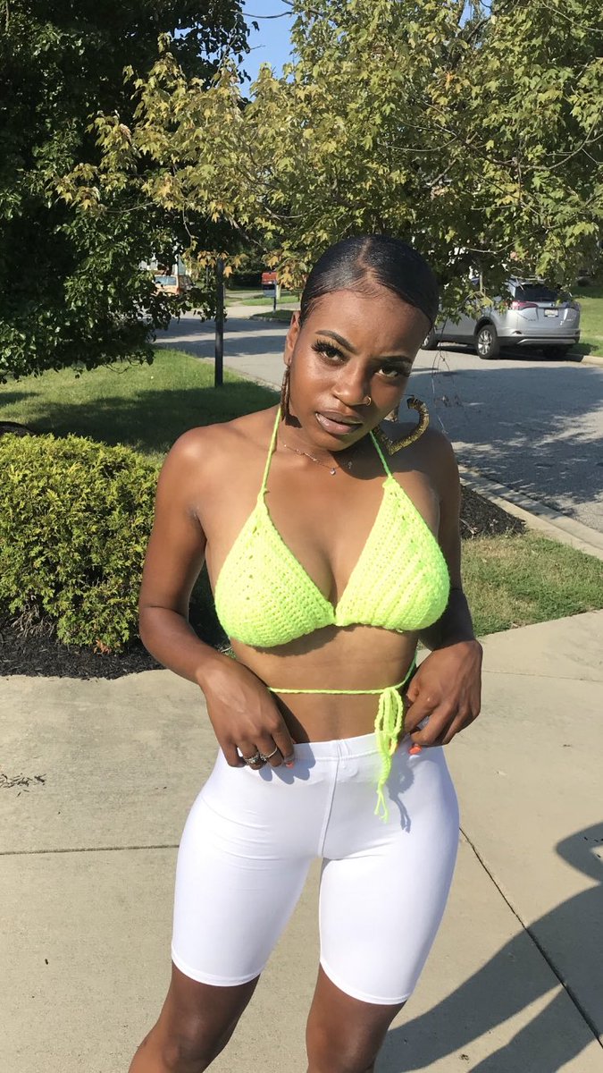 VisionStunning's tweet image. Neon yellow bralettes are available! $25🔥🔥! Get yours before summer ends