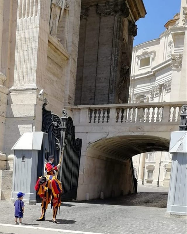 getmerome1's tweet photo. Hello little friend! #Vatican #Vaticano #Italy #Italia #swissguard #visitrome #travelblog #travelblogger #igersroma #igersrome #igersvaticano #cute https://t.co/sWGCwtHiSv https://t.co/rhzLIm6pmR
