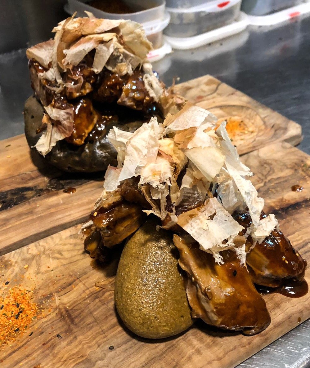 ZokoZahara's tweet photo. Producto de #calidad + toque #zokoinómano de @ChefJavierAlvr + dedicación del equipo de cocina = plato inclasificable. O lo que es lo mismo, nuestras “Costillas de #Atún a la plancha con salsa Housins”. 🐟🔪🤘🏻
https://t.co/zh3A3tUGty

#Cadiz #FelizLunes #ZaharaDeLosAtunes https://t.co/jg5cJdlwPt