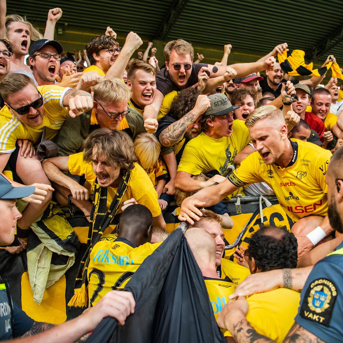 IFElfsborg1904's tweet photo. VILKEN VÄNDNING, VILKA GRABBAR, VILKEN VILJA!! Marokhy Ndione sätter segermålet i den 95:e minuten!!!!🙌🏼🙌🏼🙌🏼🙌🏼🙌🏼
______________
#ViTillsammans #Elfsborg #Borås https://t.co/wdw8Dpl4PE