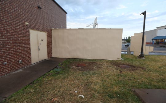 KenLoucks's tweet image. The #greaseinterceptor was just steps away from the back door of the Tim Hortons restaurant. A serious safety issue when the proper covers are not in place.

#TimHortons #Safety #GreaseTraps #StateLegislation #SafetyLaws