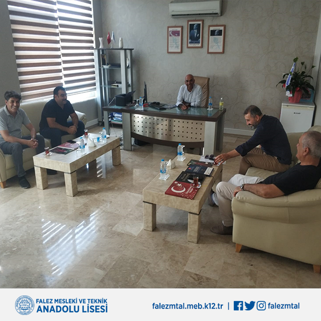 falezmtal's tweet photo. Okulumuzda Bayrak yarışı ve Nöbet değişimi.

Okulumuz Müdürü Rahmi ÇİFTÇİ kurumumuzda sekiz yıllık çalışma süresini tamamlamış ve görevinden ayrılmıştır. Kendisine mesai mefhumu gütmeksizin verdiği emekler ve katkılarından dolayı teşekkür ederiz. https://t.co/cOoGpx2v5T