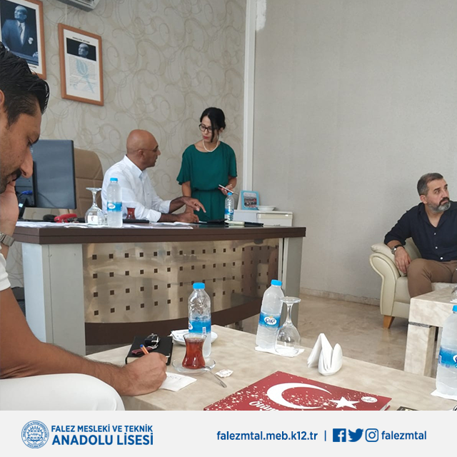 falezmtal's tweet photo. Okulumuzda Bayrak yarışı ve Nöbet değişimi.

Okulumuz Müdürü Rahmi ÇİFTÇİ kurumumuzda sekiz yıllık çalışma süresini tamamlamış ve görevinden ayrılmıştır. Kendisine mesai mefhumu gütmeksizin verdiği emekler ve katkılarından dolayı teşekkür ederiz. https://t.co/cOoGpx2v5T
