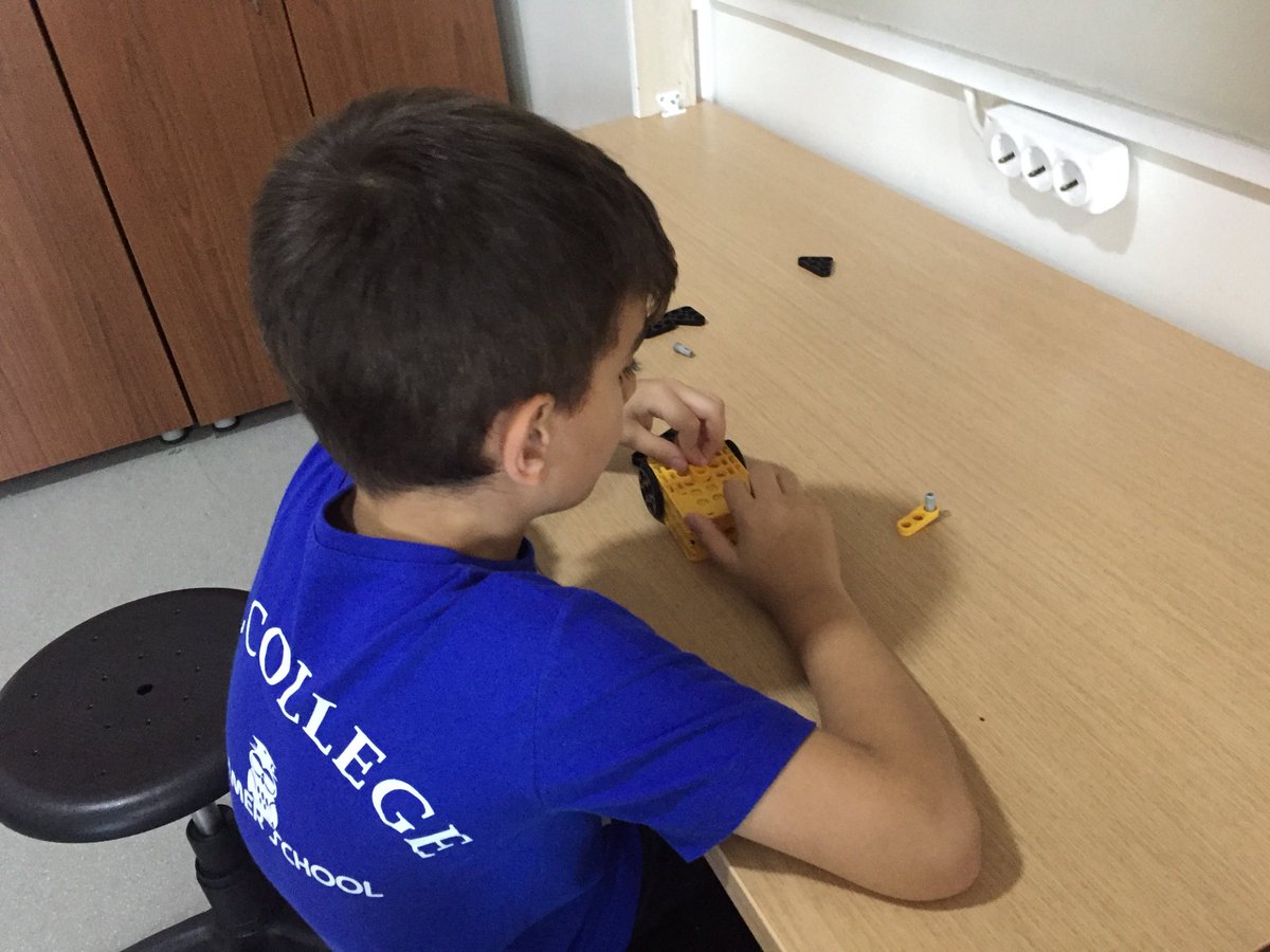 mucit_akademisi's tweet photo. Sakarya Bil Koleji Yaz Okulunda robotik çalışmalarımızı keyifle sürdürüyoruz. Yüzlerimizden anlaşıldığı gibi hem eğleniyor hem de icat yapıyoruz. #robomer #robotis #robotik #kodlama #elektronik #kodlama #bilokulları #sorudeğilsorunçözençocuklar #aklınyolubil #sakarya #bilsakarya https://t.co/IPqhv0TCE9