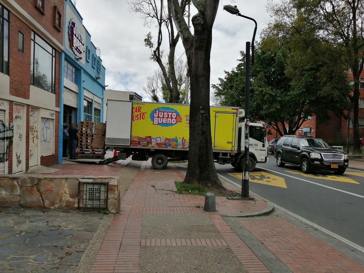 HeavyJhonatan's tweet photo. Tan queridos los señores de Justo y bueno. Mientras descargan le toca a uno invadir el segundo carril, exponiéndose a los carros que bajan muy rápido desde la circunvalar. A ver si @SectorMovilidad y @PoliciaColombia se pasan por la Cra5 con 33 antes que pase algo. https://t.co/2ZPj5whKLu