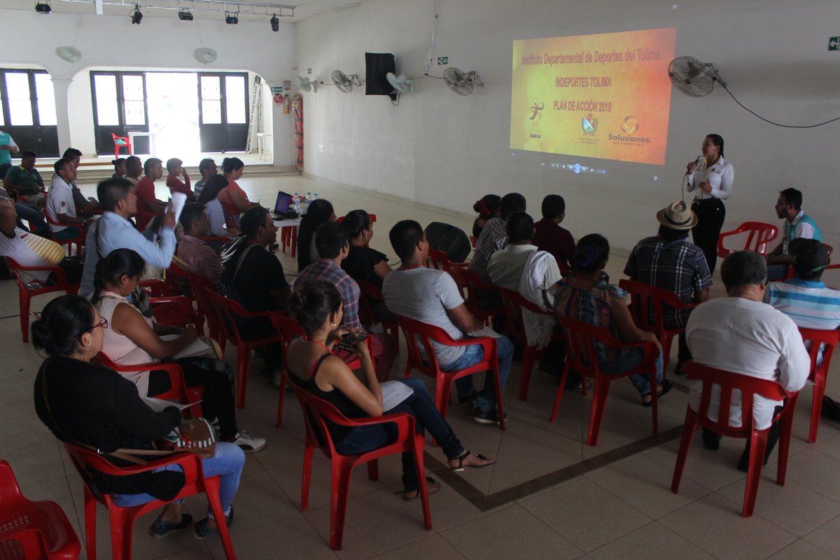 IndeportesTol's tweet image. Nos reunimos en #Coyaima con representantes del programa Deporte Social Comunitario de @Coldeportes y 5 asociaciones indígenas, para socializar los lineamientos de política pública para la recuperación, fortalecimiento y fomento de las prácticas ancestrales apropiadas del deporte