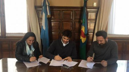 elinformantesn's tweet photo. El lunes 29 de julio, Intendente Manuel Passaglia recibió a los propietarios de la empresa Pretorean Argentina SRL, Sebastián Leiva y Sol Iriarte, quienes firmaron el boleto de compra-venta del lote 37 del Parque Industrial Norte.

https://t.co/upsNctpu6m https://t.co/i0ukIUSaHI