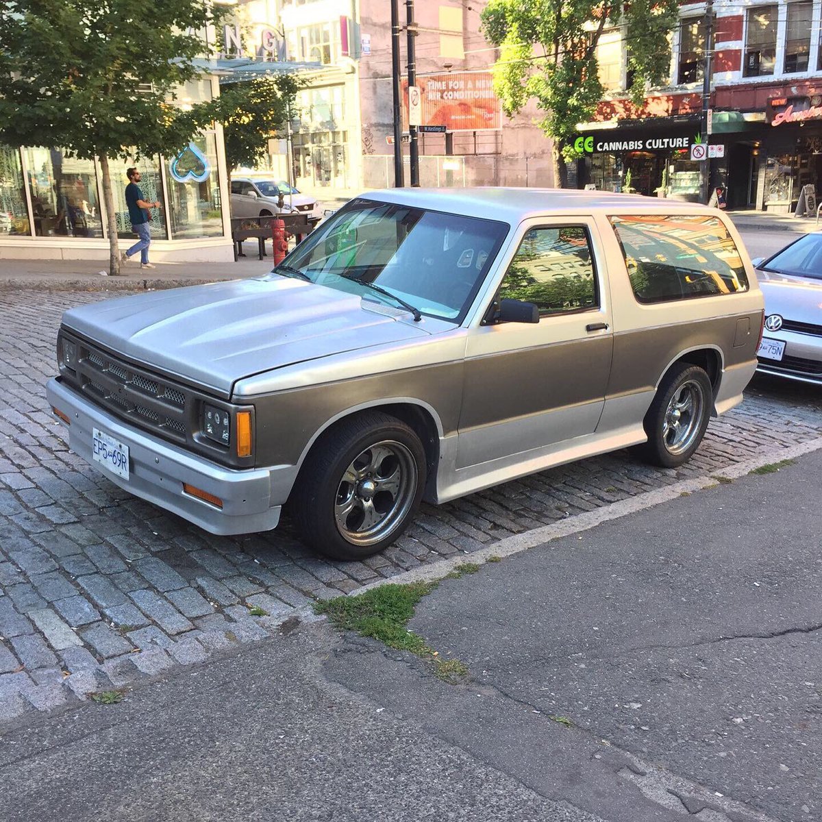 miatatweets's tweet photo. Spotted this the other day: body kit, wheels and a fully custom hand-built dash and center console entirely made of coroplast and glue 🤣
.
. 
.
#s10 #s10blazer #chevy #chevrolet #chevyblazer #lowrider #lowridertruck #customtruck #customdash #tagtheowner #yohb #shittycarmods https://t.co/GqlU3QZ5JZ