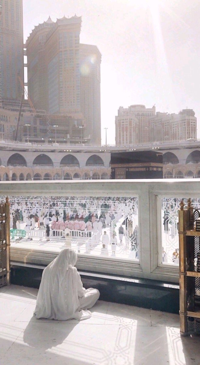 ولقد مننت عليّ ربّ بأنعُمٍ...
   مالي بشُكر أقلهنّ يدان....
   فلك المحامدُ والمدائحُ كلها...
    بخواطري ...
     وجوارحي ...
           ولساني..