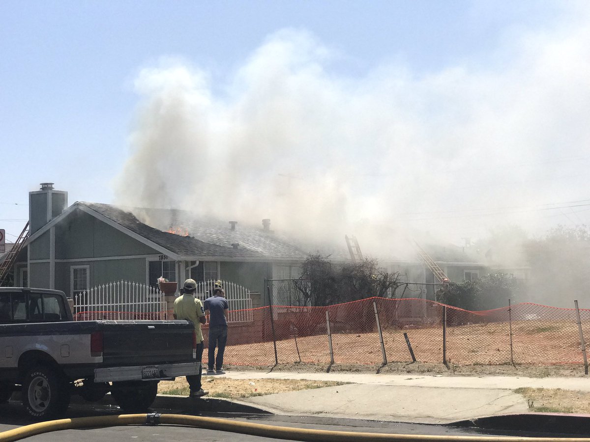 Marc_D_Photog's tweet photo. A house fire in North Hollywood. https://t.co/qFbgMdAq6j