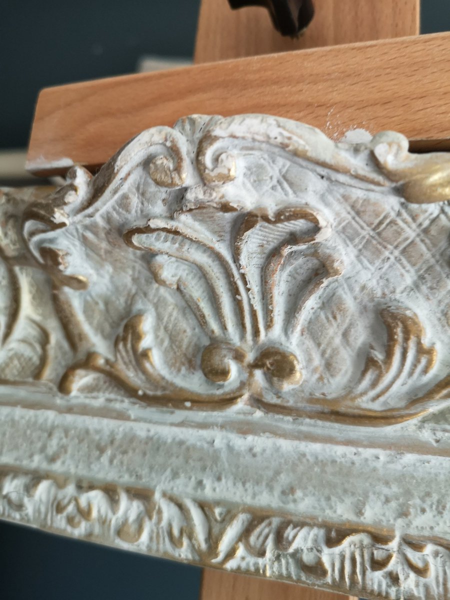 Finally finished this beauty for <a href="/alijoedesigns/">Debbie Carne</a> , so lucky to have been able to restore the original finish :) x #restoration #giltrestoration #gildedframes #gilding #interiorinspirations #frames #antiqueframes #anttiques #thehouseofup @ Cranleigh