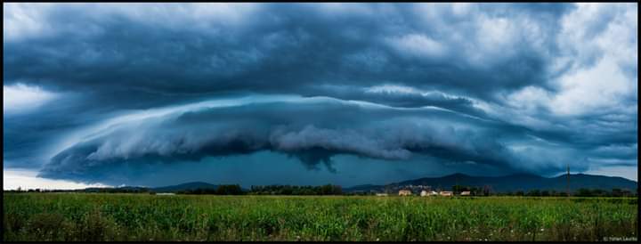 makalada1's tweet photo. @MeteoCotedAzur @KeraunosObs Photo vu sur Facebook , impressionnant !
#cotedazurfrance #ilfaitbonyvivre #magnifiquefrance #photooftheday
#fiersdusud #cotedazur #Stormhour #varest
#allsortofsky #hashtagtoulon
#nofilter #provence #sanarysurmer
#nature
#insta_sky_reflexion #rebel_sky
#PicOfTheDay #insta https://t.co/7hVY9f9Vnz