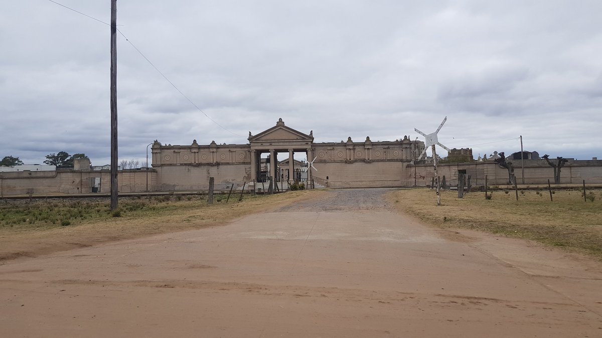 Cementerio de Alberti. Un desvío que nos llevó a pasar por la ruta de Salamone.