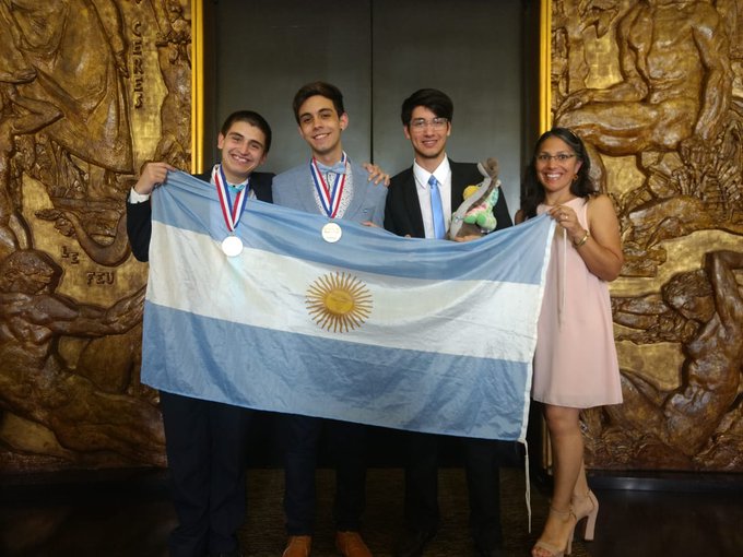 Nicolás Manno (Escuela Hipólito Yrigoyen), Tobías Viola Aprea (Colegio Nacional de Buenos Aires)  y Alejandro Altamirano (Instituto General San Martín de Rosario) junto a su mentora.