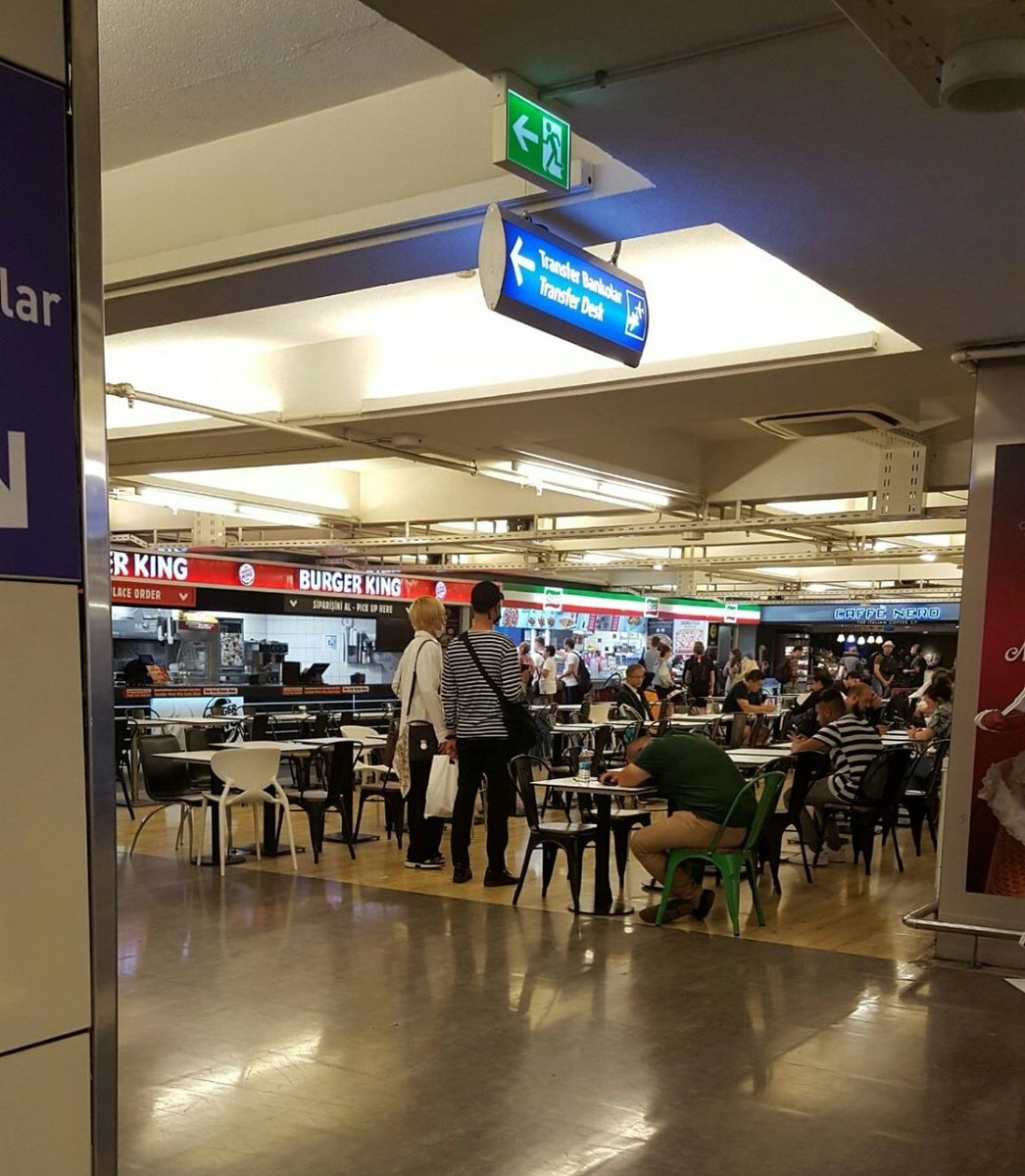 wenkexingszx's tweet photo. Eh o heyecanlı geceden bir iki fotoğraf. Fotoğraflar gelmeye başlarken burda herkesin hayır bunlar shop biri bizimle dalga geçiyor diye ortada gezmesi lwjdwkdk hatta yanlış uçağı takip etmemiz ve tabi #BTSWelcomeToTurkey diye gündeme tag girmesi kfjfdhnfcfkw güzel bir geceydi ya https://t.co/DqNWxp73Yw