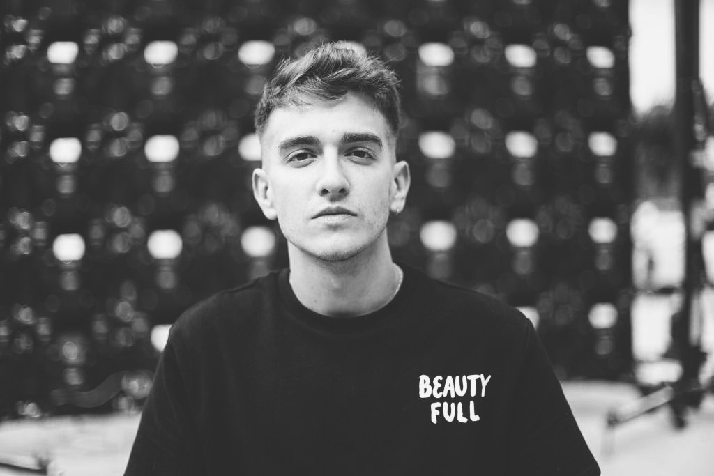 ᴇꜱ ᴅᴇ ɴᴀᴄɪᴍɪᴇɴᴛᴏ ᴍɪ ꜱᴏɴʀɪꜱᴀ ᴛᴏʀᴄɪᴅᴀ.
ᴍɪ ᴄᴀʀɪʟʟᴀ ʏ ᴍɪꜱ ᴏᴊᴇʀᴀꜱ ꜱɪ ʟᴀ ᴍɪʀᴏ ᴇɴ ᴇʟ ʙᴀʀ, ᴘᴇʀᴏ ꜱᴇ ᴠᴀ.