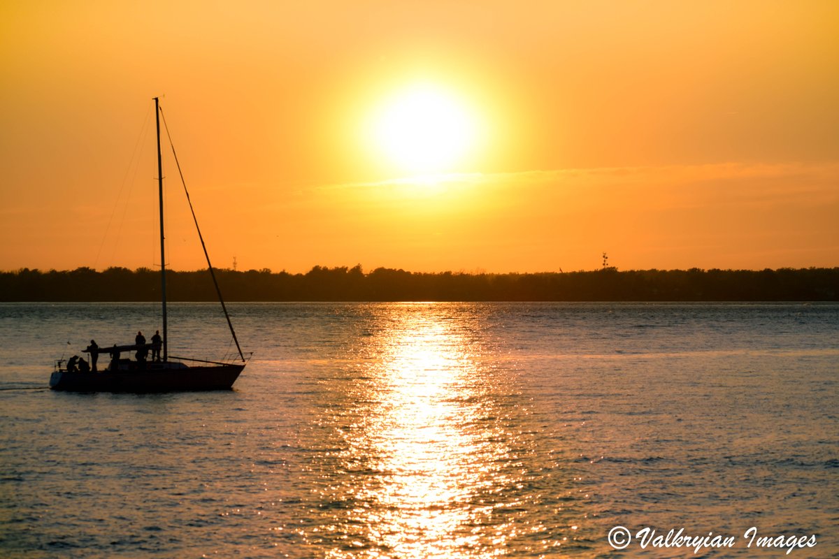 ValkyrianI's tweet photo. No matter how many times the sun sets, it still manages to remain breathtaking, 

#OuterHarbor #CanalSide #BuffaloWaterfront #Buffalove #buffaloRising #Sunset #Sailing #Summertime #Lofi #Nostalgia #Beautiful #sailing #PicOfTheDay #Instalove https://t.co/iEpLIvaveN