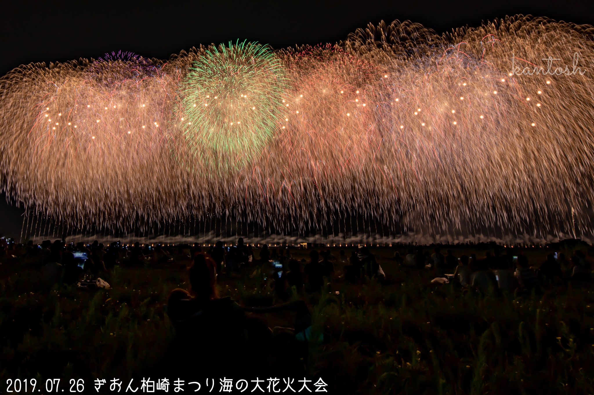 菅野 斗施雄 19 07 26 ぎおん柏崎まつり海の大花火大会 Location 新潟県柏崎市 その 尺玉100発一斉打上げ いつも牡丹に千輪が消されるので開発後に千輪まで遮光で抜いてみましたが 今年の千輪は紅と青のさくらんぼ で視認性が 牡丹も