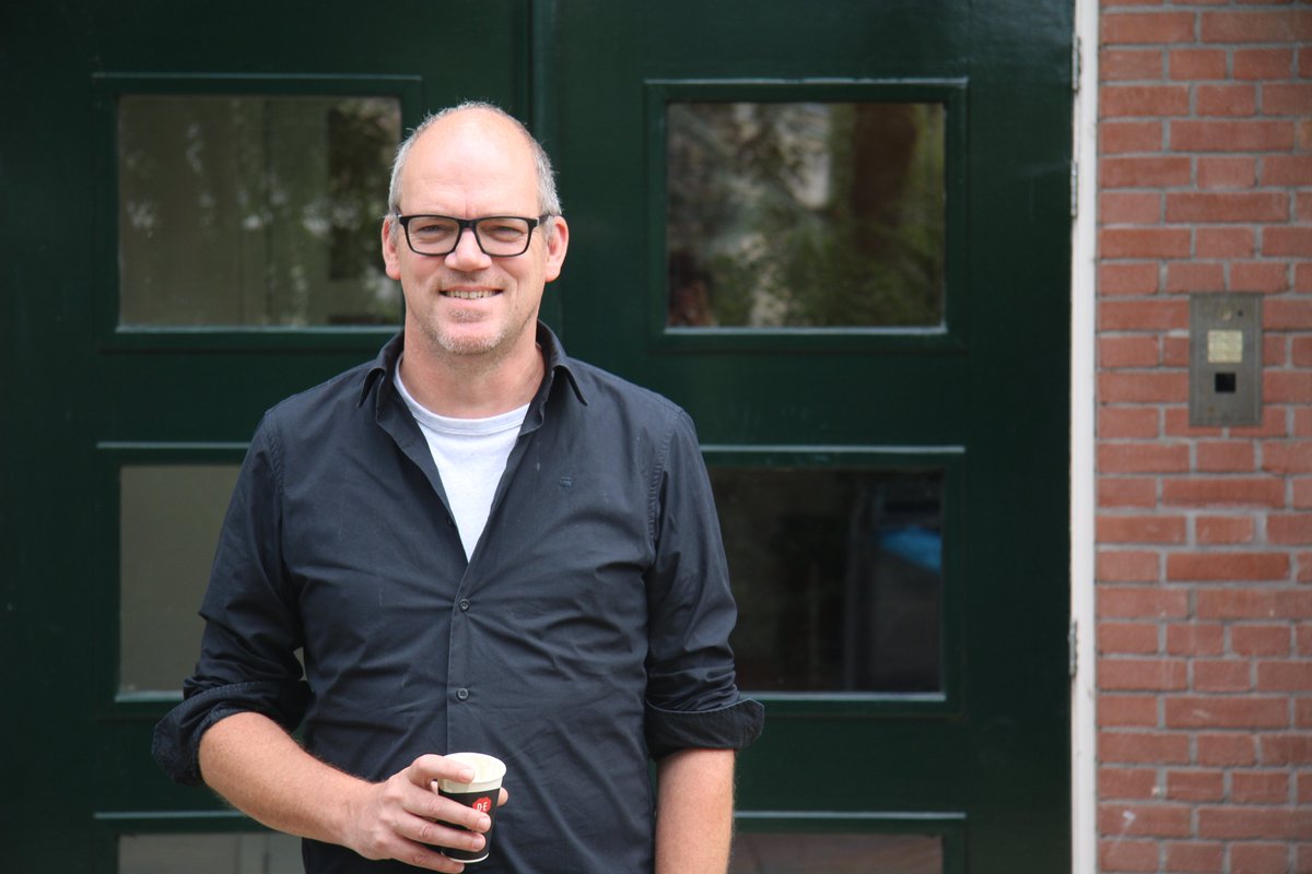 Het is een bloedhete zomerdag als we ons naar Popradar begeven. Daar vinden we Rob Kuiphuis, een maand geleden geïnaugureerd als nieuwe kapitein aan boord van het Popradar-schip. Tijd voor een bakkie pleuâh en een broodnodig vragenvuur. 3voor12.vpro.nl/lokaal/den-haa…