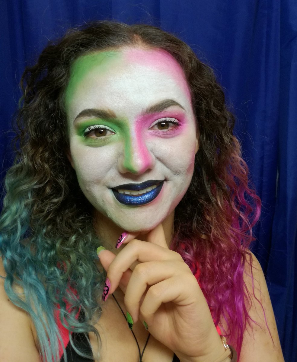 Llamaqween's tweet photo. Smosh Summer Games inspired make-up ❤💚 that looks ever so slightly like the Mad Hatter
#SmoshSummerGames #SSGArt
@smosh @SmoshGames https://t.co/i7M2EZ2exU